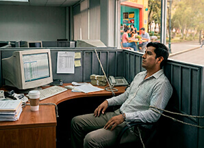 Persona dudando y estresada frente a su computadora portatil por insatisfacción laboral